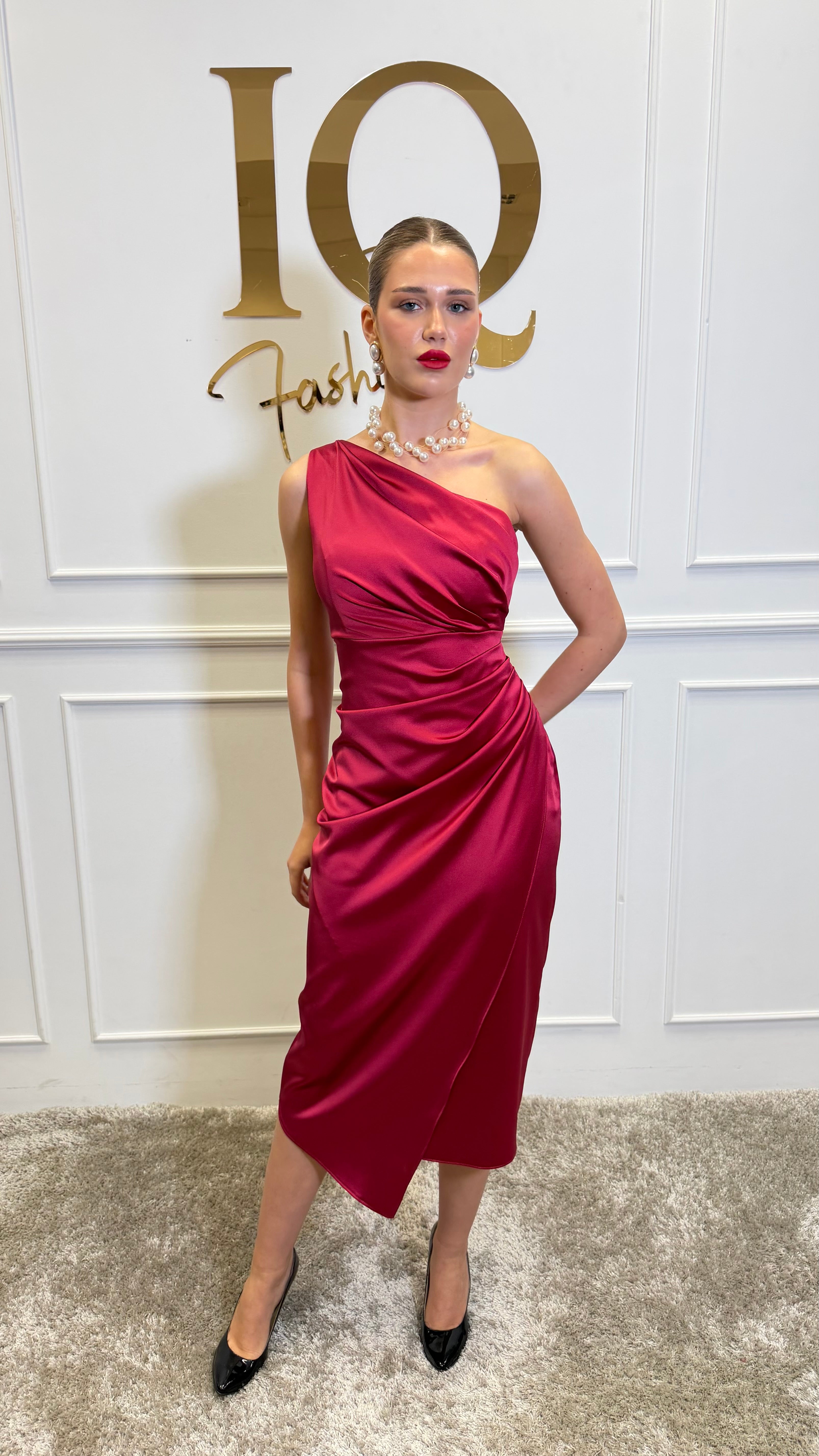 Rochie midi Simone în culoare bordo, de la iqfashioncluj, cu croială elegantă și detalii stilate, pe manechin.