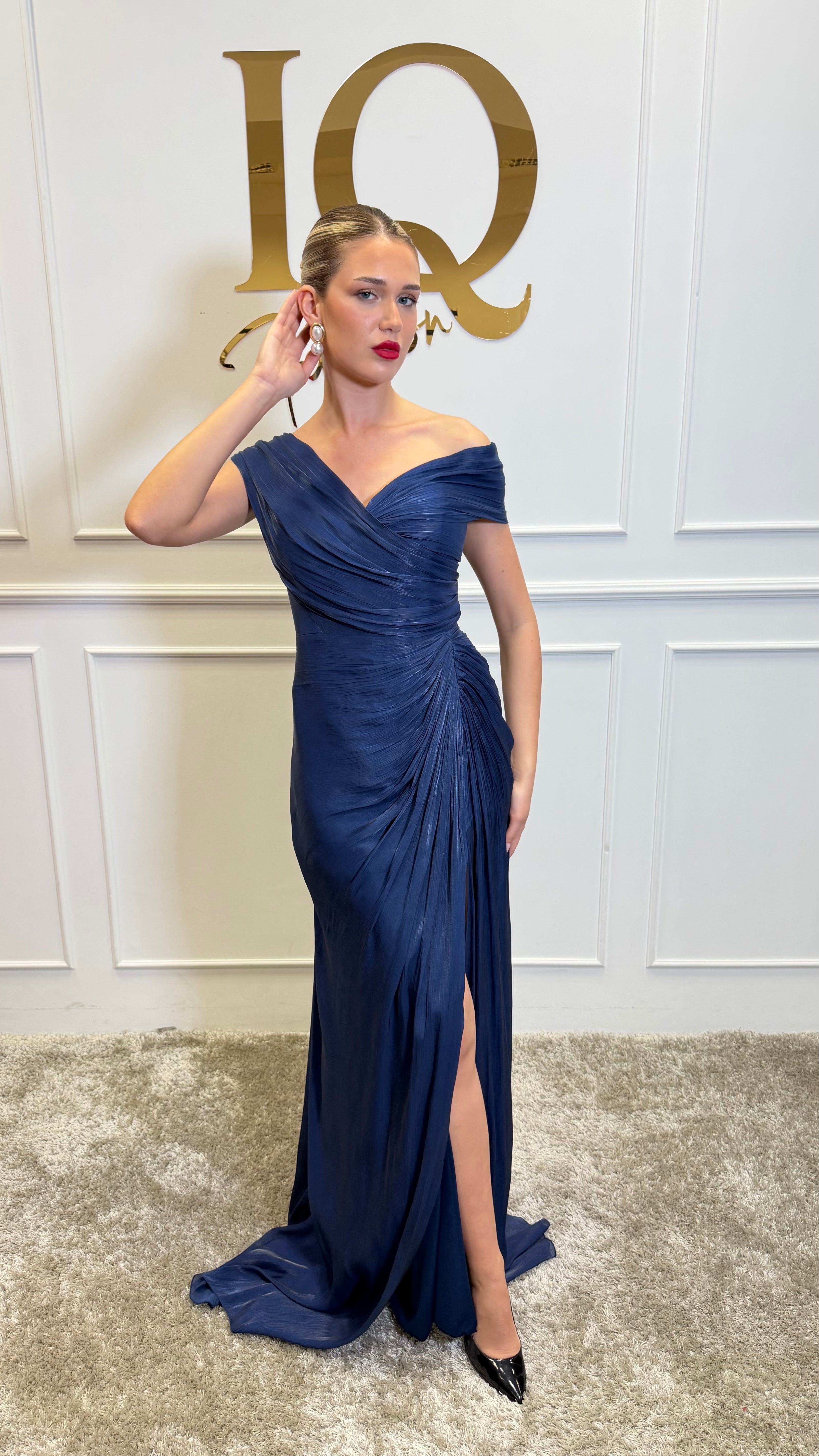 Rochie Amivia Dark Blue de la iqfashioncluj, croială elegantă și detalii moderne, pe fundal neutru.