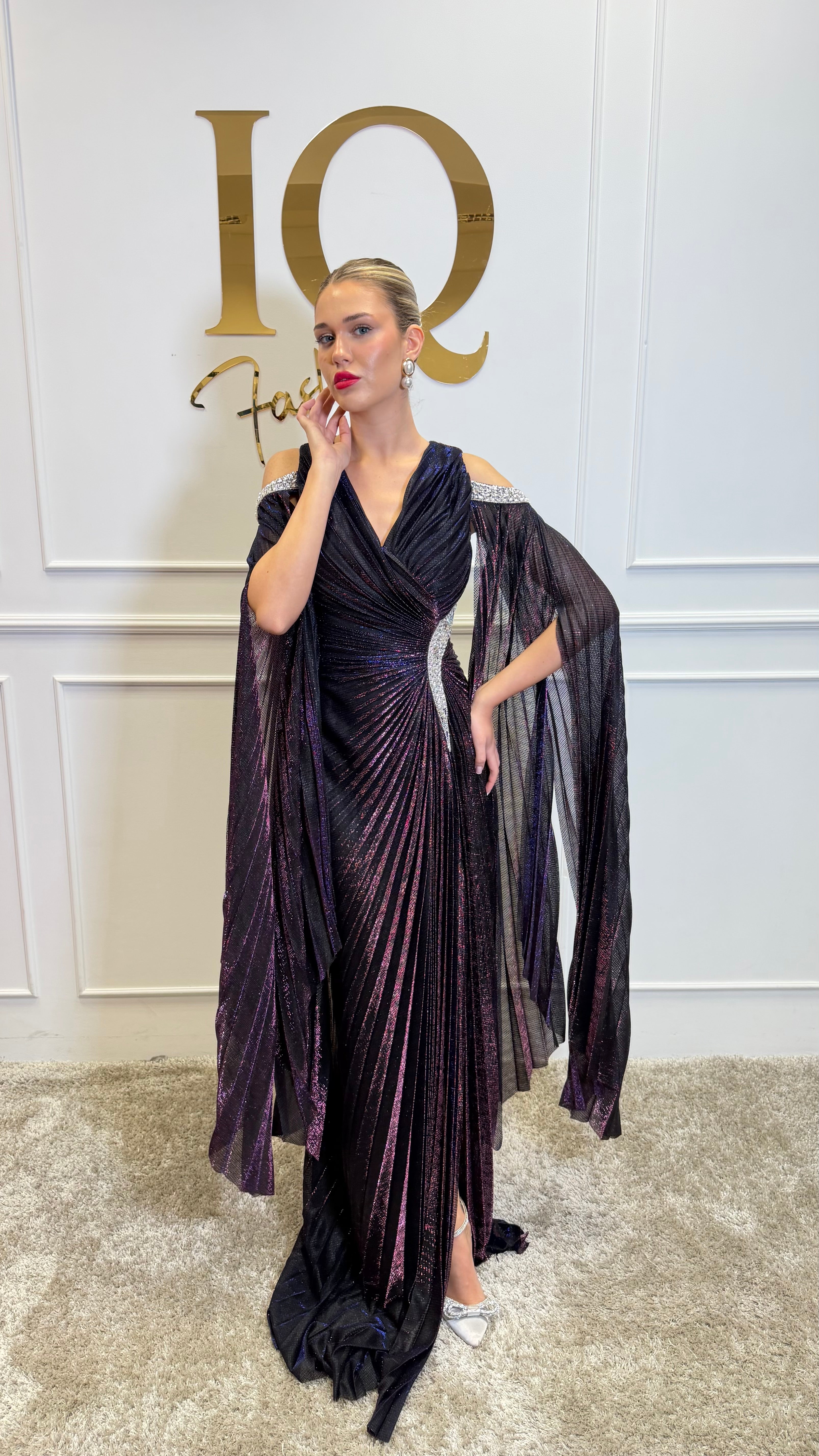 Rochie purple Cathia de la iqfashioncluj, cu croială elegantă și detalii sofisticate, pe model.