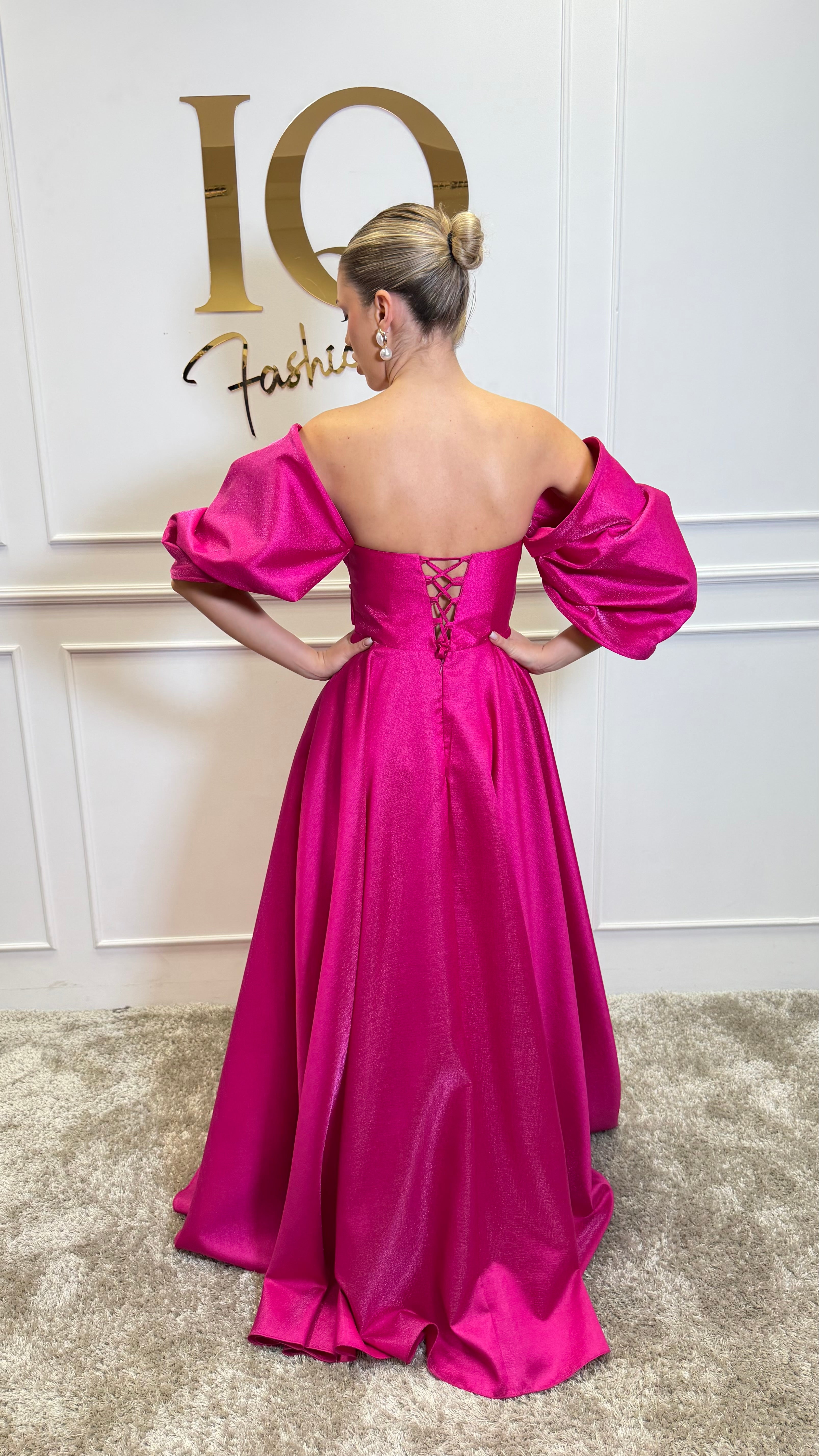 Rochie Sassya Fuchsia de damă, stil elegant, culoare vibrantă, din material ușor, purtată pe o femeie într-un cadru casual.