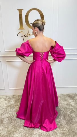 Rochie Sassya Fuchsia de damă, stil elegant, culoare vibrantă, din material ușor, purtată pe o femeie într-un cadru casual.