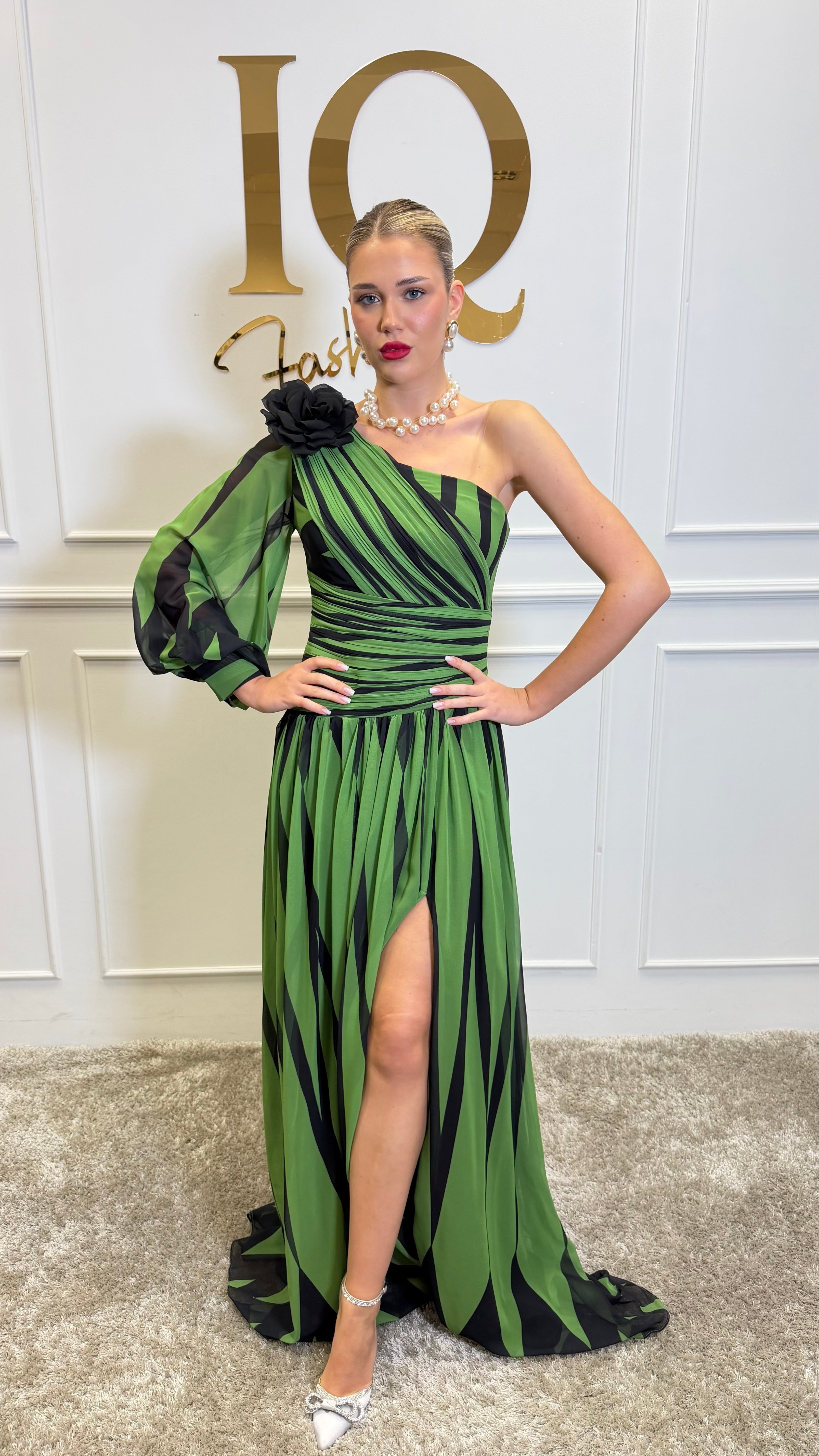 Rochie Calessa cu o mână de culoare verde Matcha, de la brandul iqfashioncluj, cu design elegant și detalii moderne.
