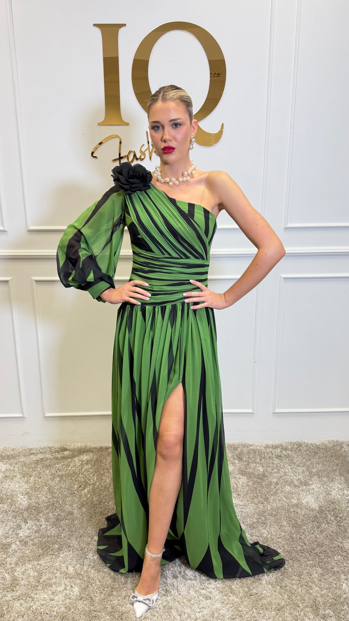 Rochie Calessa cu o mână de culoare verde Matcha, de la brandul iqfashioncluj, cu design elegant și detalii moderne.