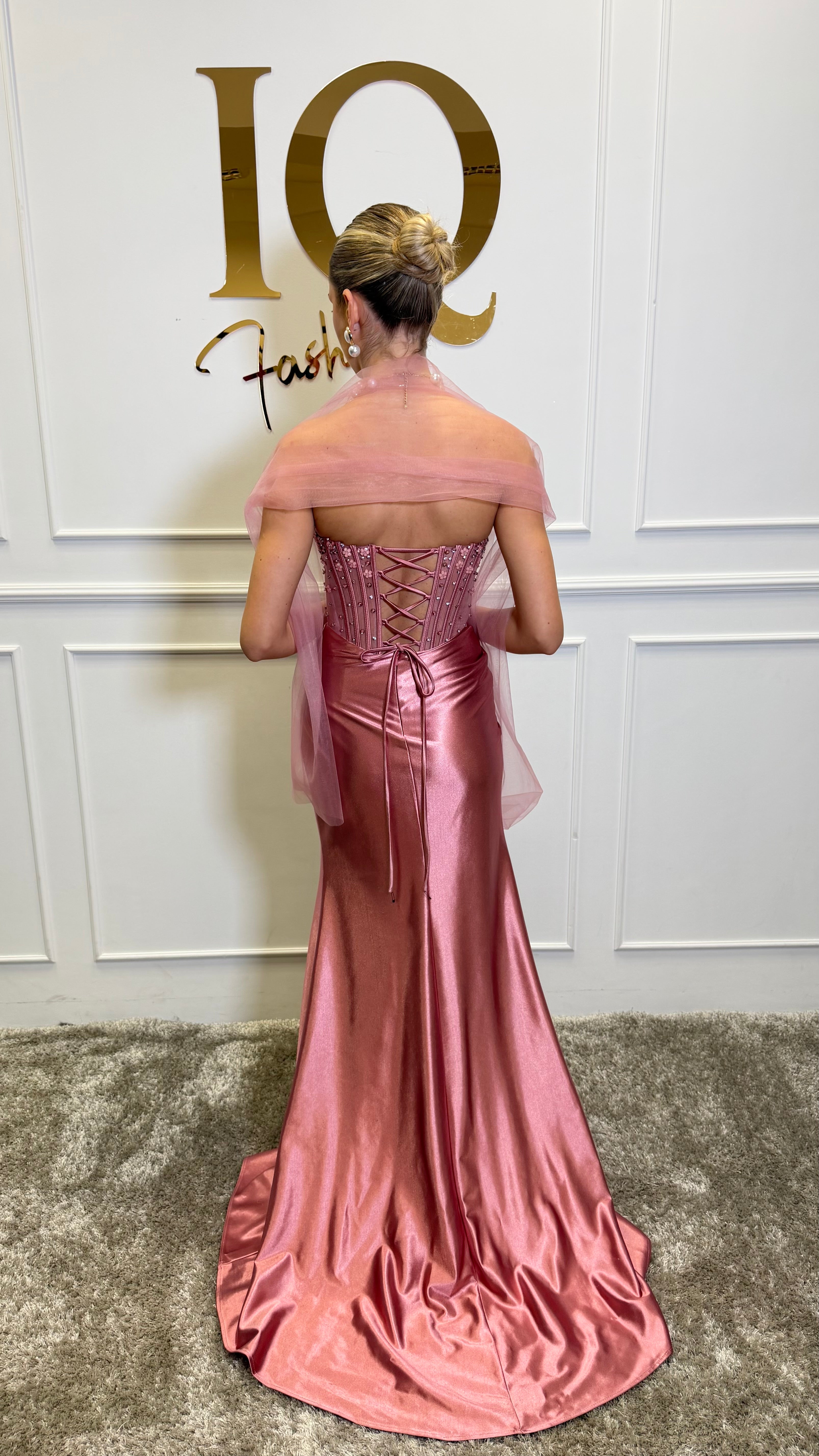Rochie Aunicia roze de la iqfashioncluj, model elegant, cu croială fluida și detalii fine, purtată pe o fată tânără.
