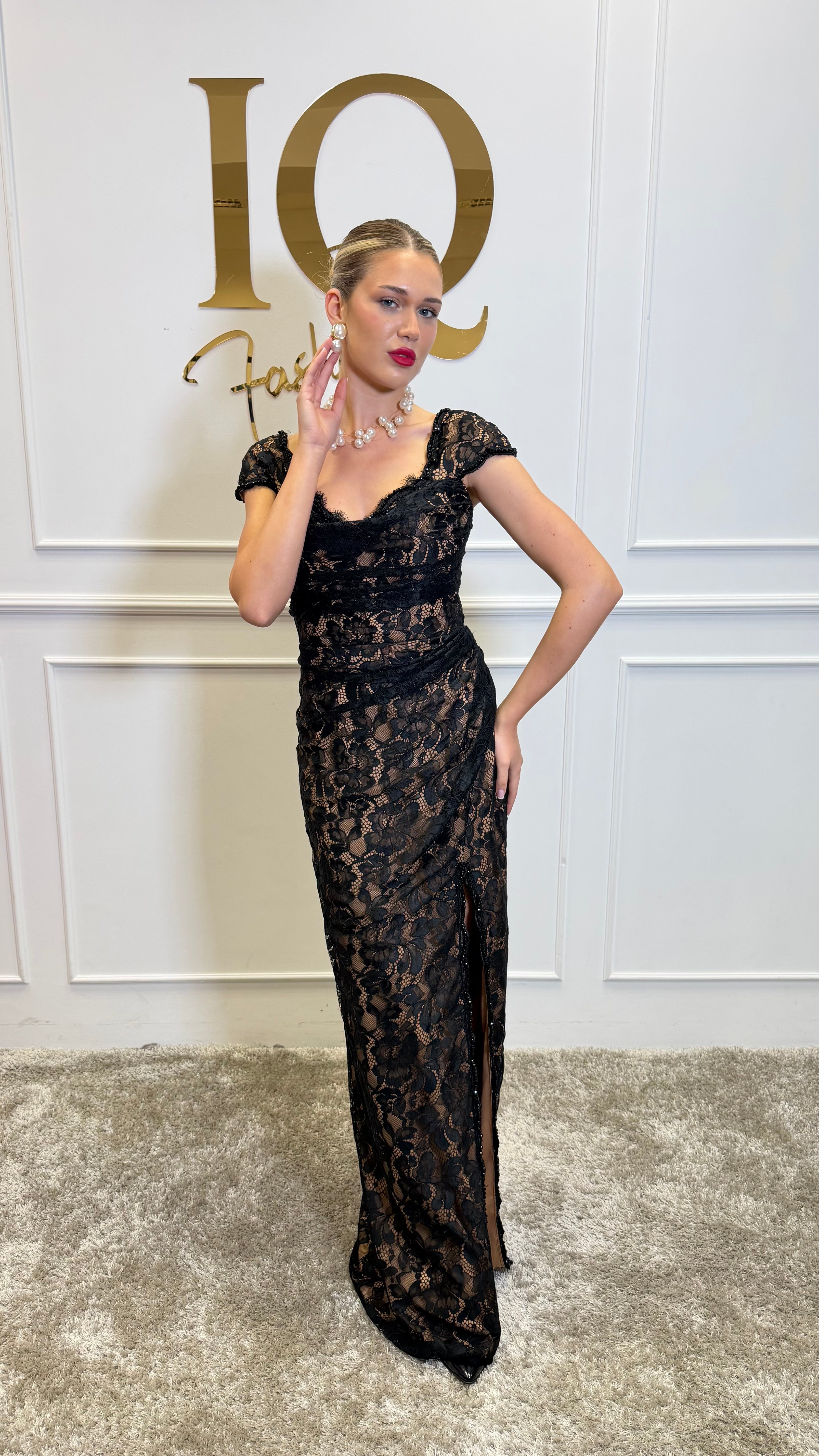 Rochie Namibia neagră-beige, din colecția IQFashionCluj, cu croială elegantă și detalii moderne, ideală pentru ocazii speciale.