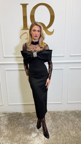 Rochie Salvatore Black de la iqfashioncluj, rochie elegantă neagră, croială modernă, material fin și detalii stilate.