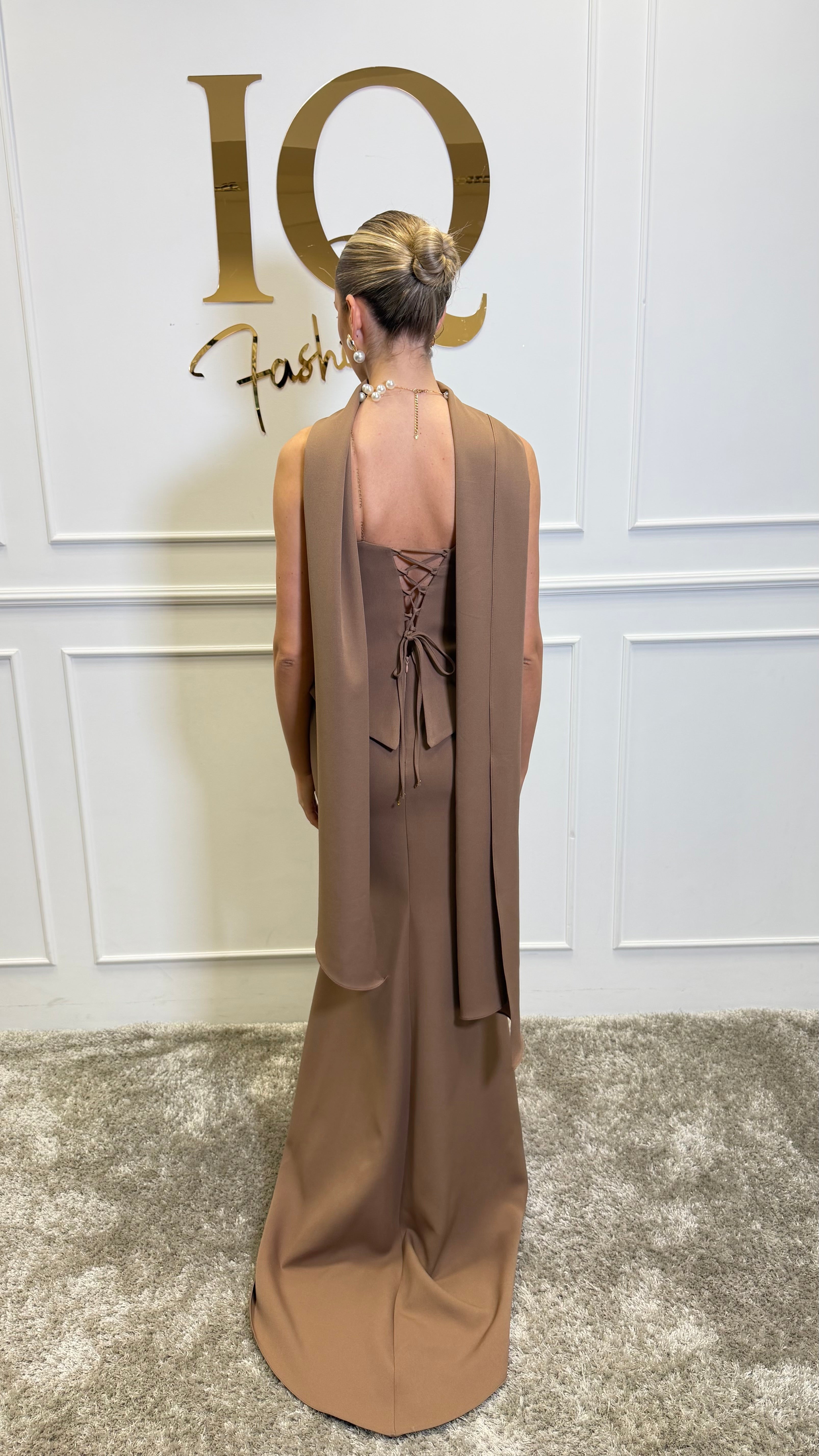Rochie Jayya Coffee de la iqfashioncluj, model elegant, cu croială modernă și detalii din material confortabil, pe manechin.