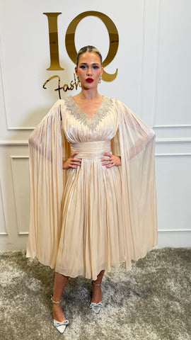 Rochie Yalisse V beige de la iqfashioncluj, lungime midi, cu decolteu înV și mâneci lungi, material fluid și elegant.