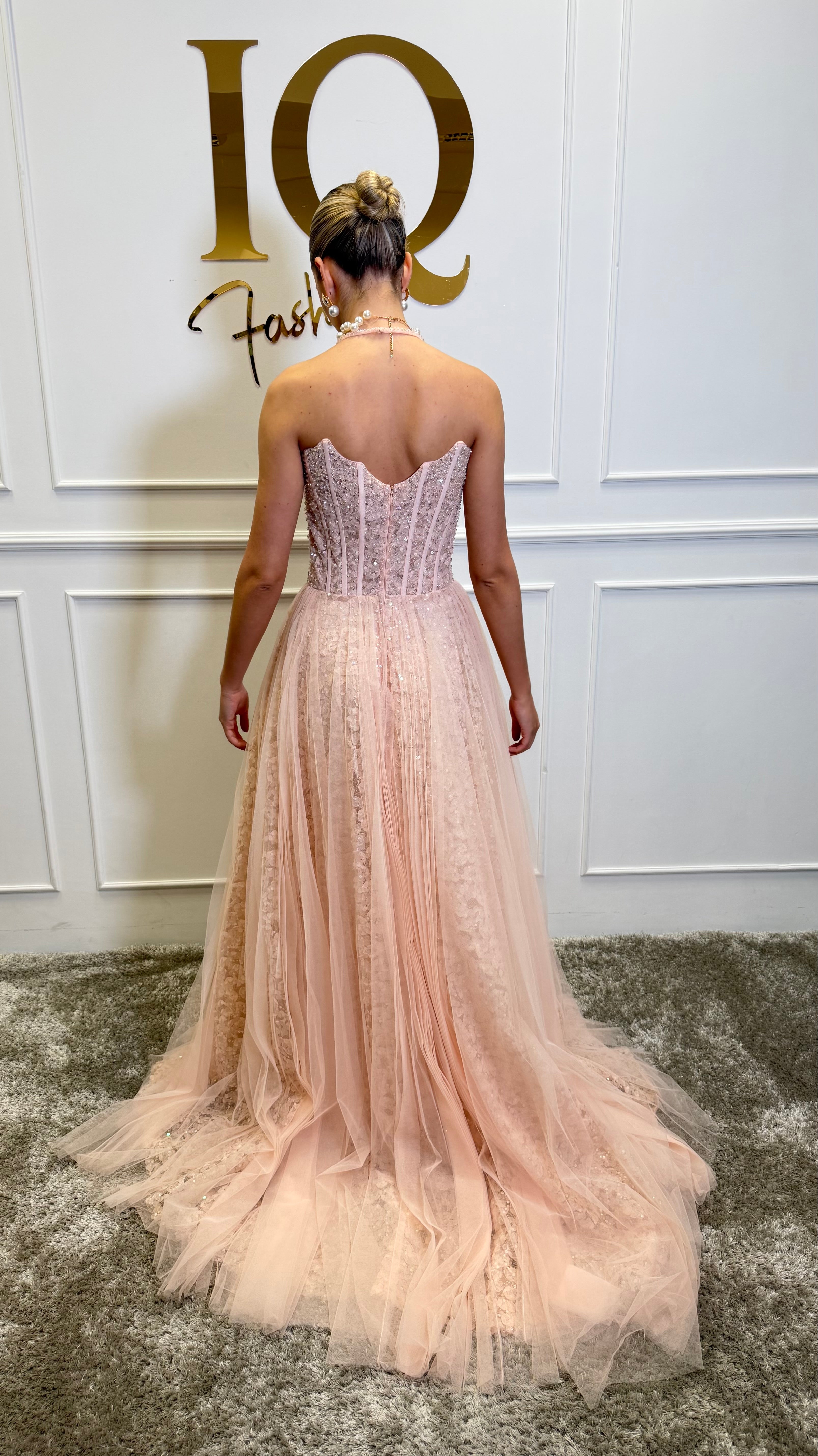Rochie Semella de culoare somon, stil elegant, de la iqfashioncluj, cu croială modernă și detalii delicate, pentru ocazii speciale.