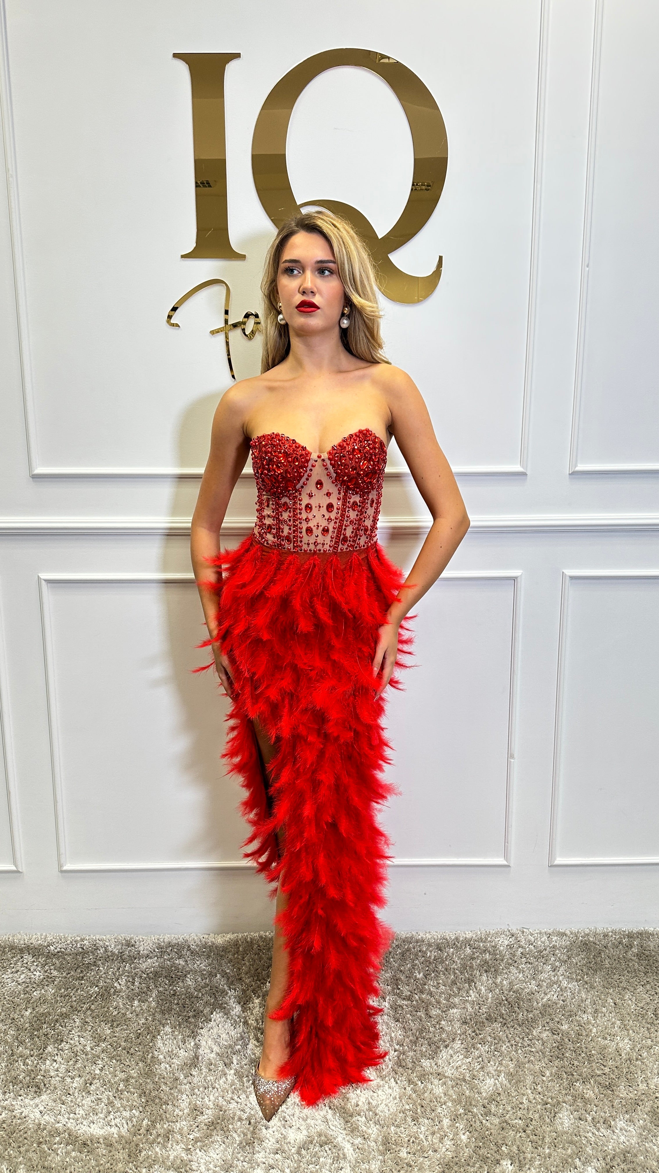 Rochie lungă roșie Kandy de la iqfashioncluj, detaliu elegant, material fluid și croială ajustată pentru evenimente speciale.