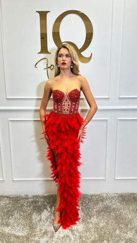 Rochie lungă roșie Kandy de la iqfashioncluj, detaliu elegant, material fluid și croială ajustată pentru evenimente speciale.