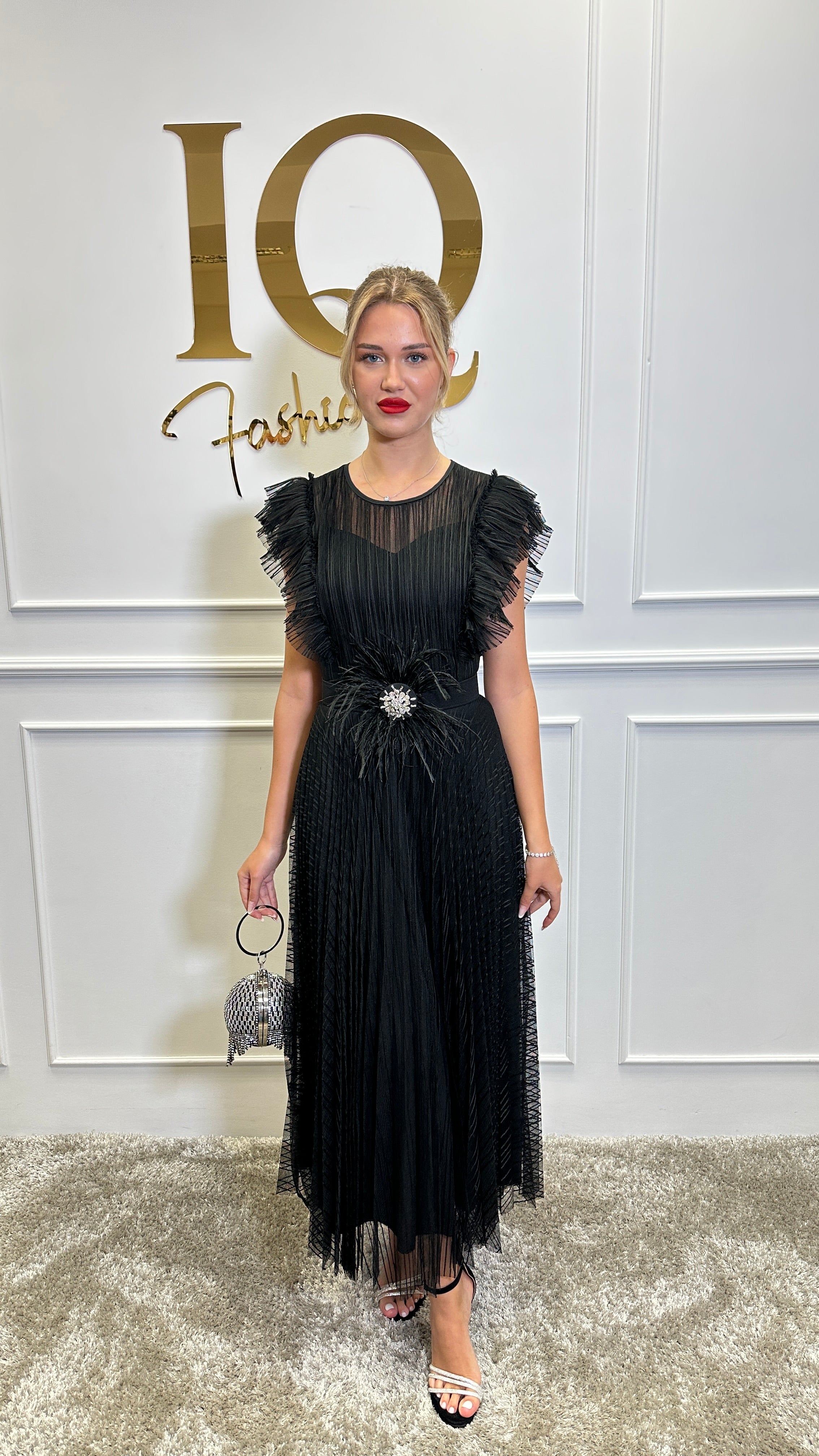 Rochie Massi Black de la ELVE STYLE SRL, stilată și elegantă, prezentată pe manechin, în culoare neagră și croială modernă.