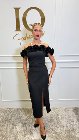 Rochie neagră Andromeda de la iqfashioncluj, cu croială elegantă și detalii moderne, pe manechin alb.