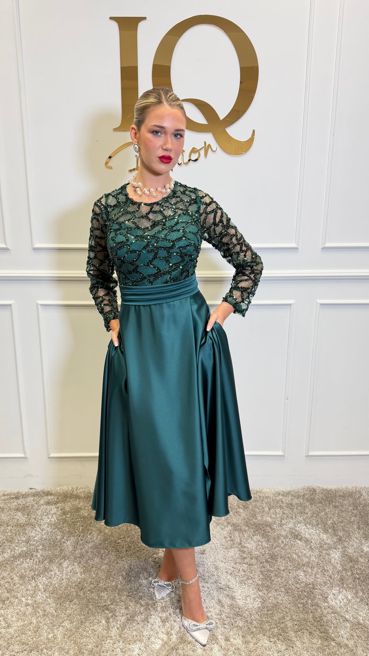 Rochie verde Celessy de la iqfashioncluj, croială feminină și detalii elegante, pe fundal neutru.