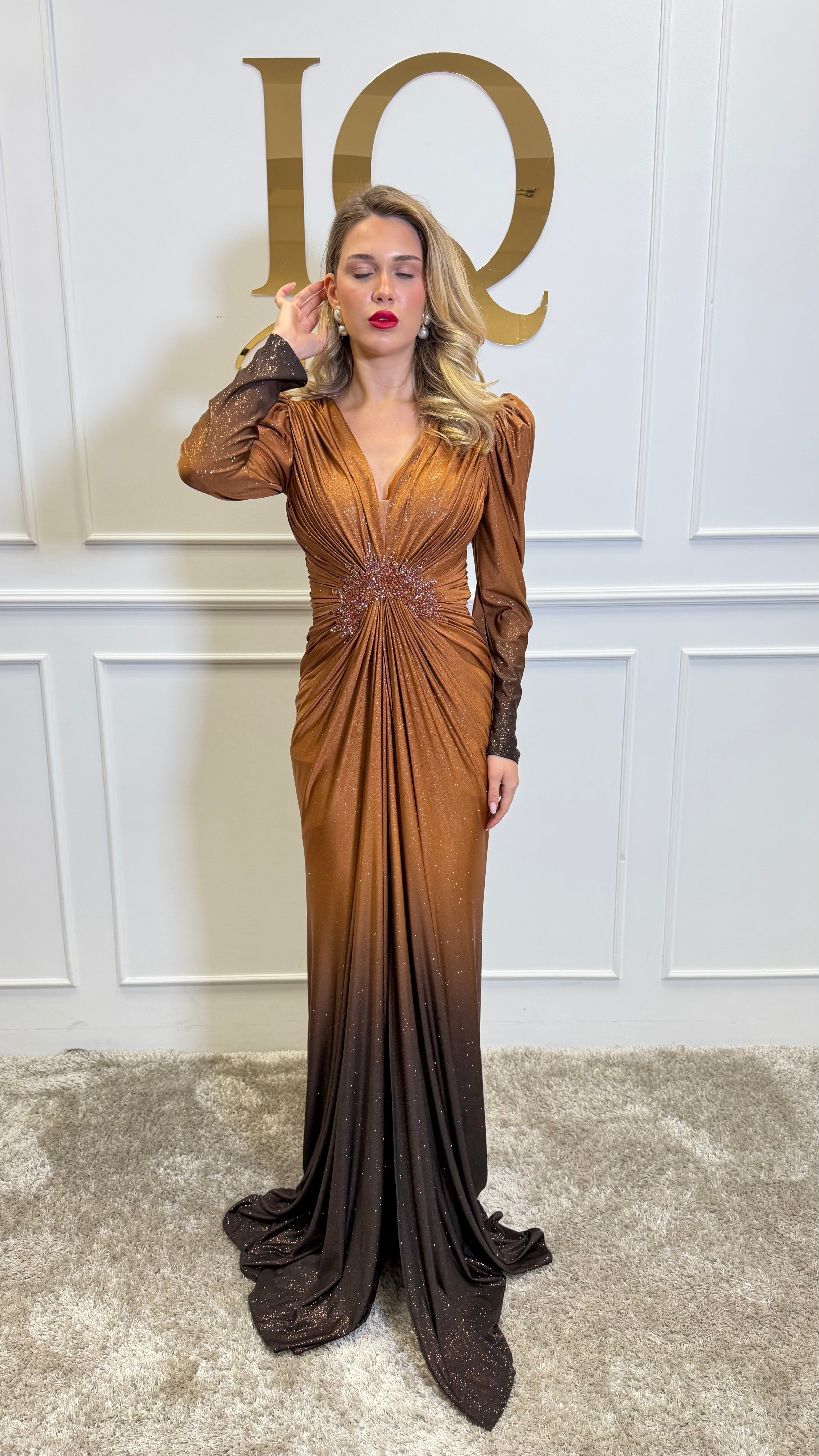 Rochie Vizziane Cupper de la iqfashioncluj, imagine cu detalii elegante și croială stilată, în tonuri calde și sofisticate.