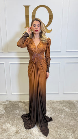 Rochie Vizziane Cupper de la iqfashioncluj, imagine cu detalii elegante și croială stilată, în tonuri calde și sofisticate.