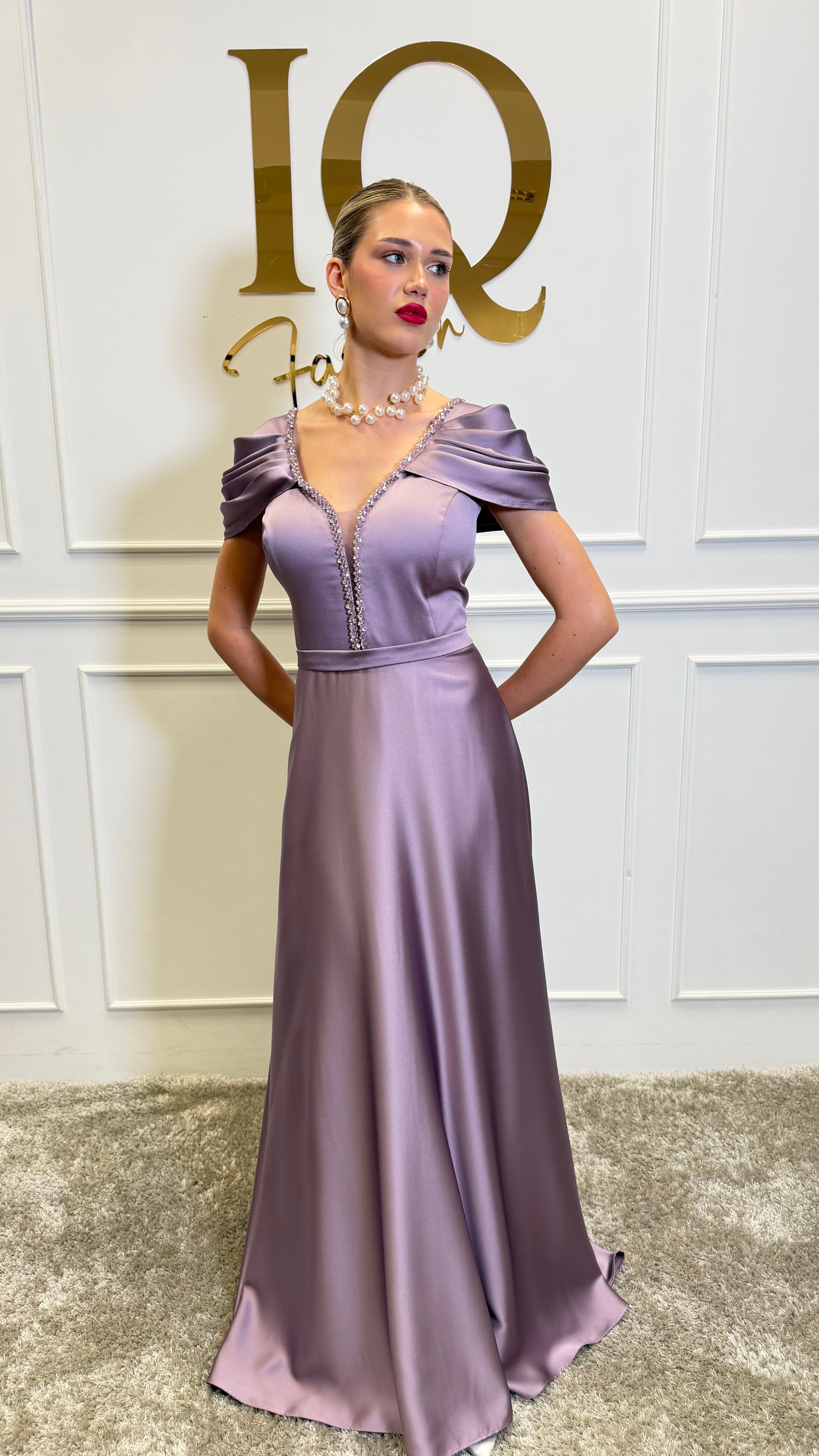 Rochie roz Vallerie de la iqfashioncluj, cu croială elegantă și detalii delicate, pentru un look feminin și sofisticat