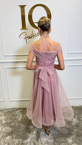 Rochie Dolly Roze de la iqfashioncluj, lungime medie, cu croială feminină și detalii elegante, pe manechin sau purtată.