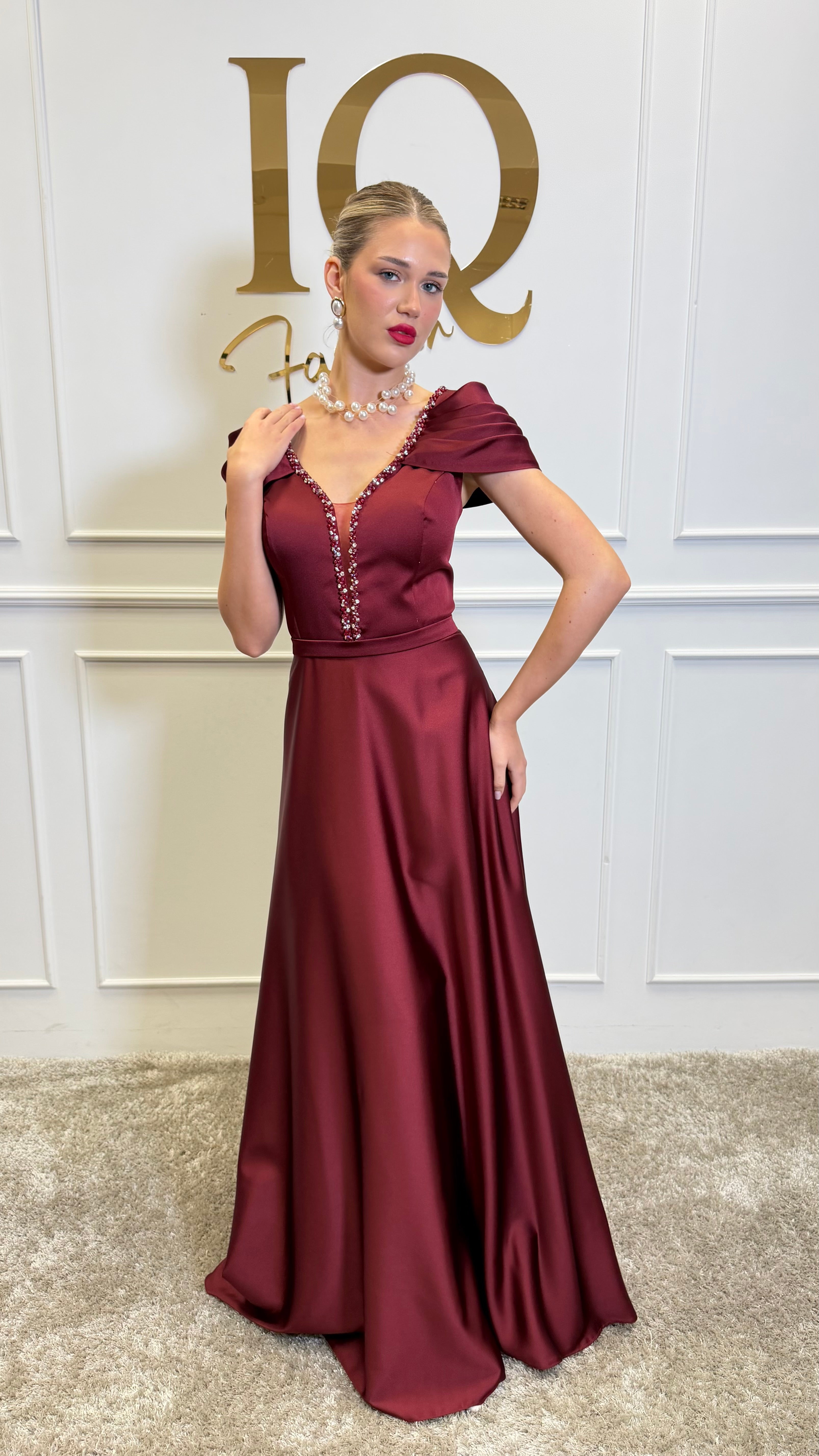 Rochie Vallerie bordo de la iqfashioncluj, stil elegant, cu croială lejeră și detalii feminine, vizibilă în imagine.