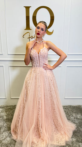 Rochie Semella de culoare somon, din colecția iqfashioncluj, cu croială elegantă și detalii moderne, pe manechin.