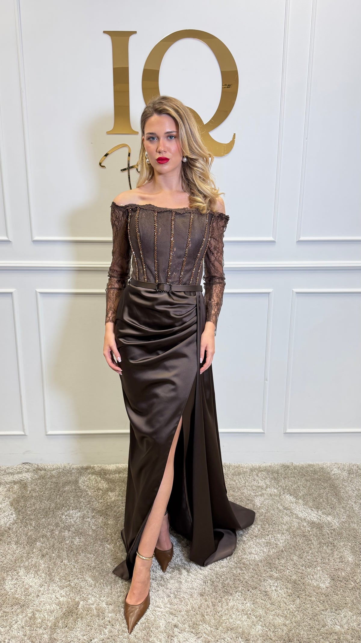 Rochie Maxxe Brown de la iqfashioncluj, rochie elegantă de damă, material maro și croială modernă, vizibilă în imagine.