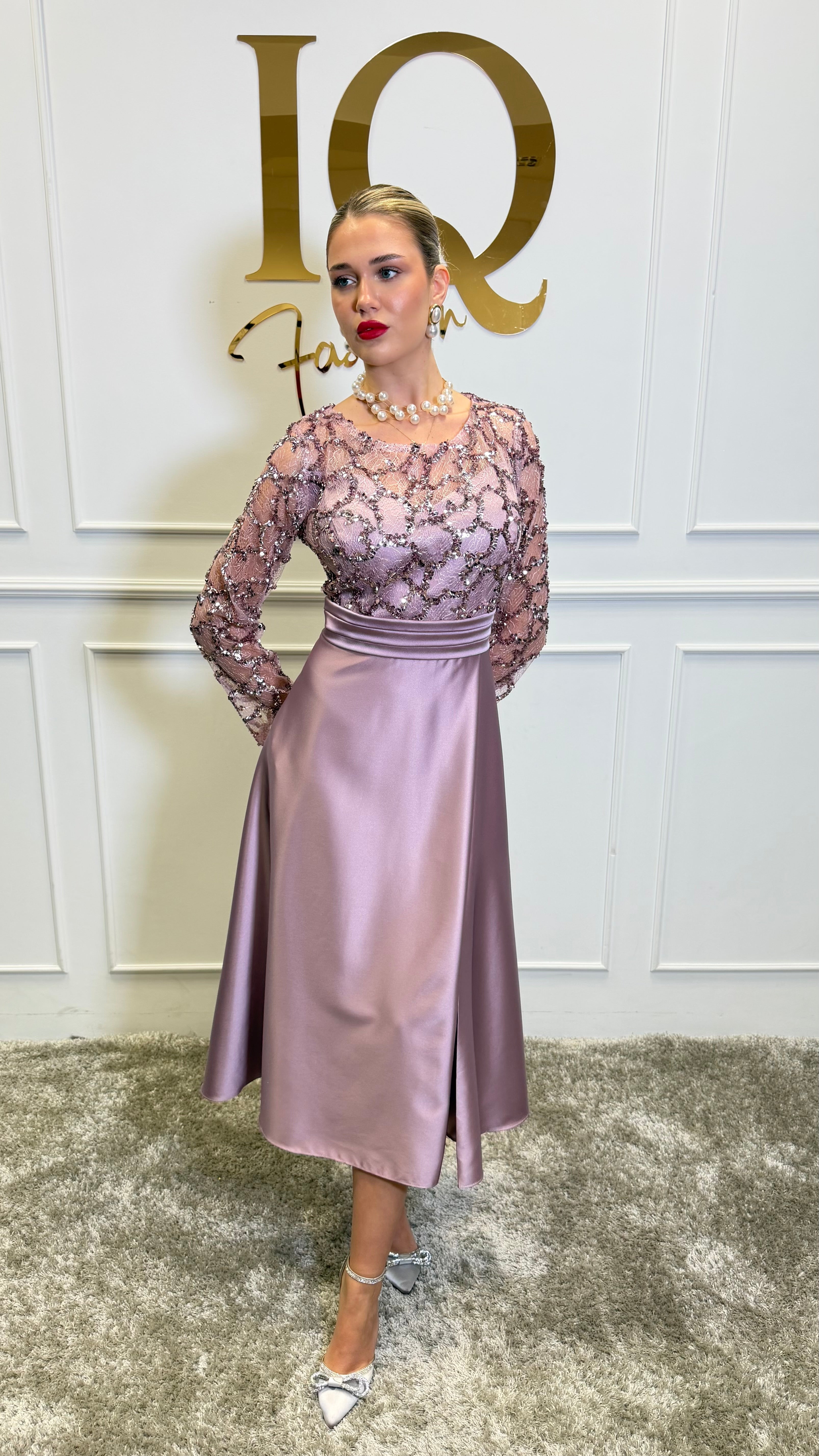 Rochie Celessy roz pudră de la iqfashioncluj, model elegant cu croială modernă, vizibilă în imagine.