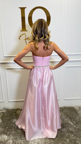 Rochie Merezia roz de la brandul iqfashioncluj, model elegant cu croială modernă, imagine vizuală a materialului și designului.