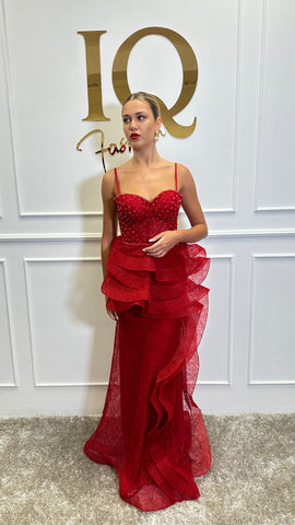 Rochie Almelya Roșie de la iqfashioncluj, elegantă și modernă, cu detalii feminine, vizibilă în imagine.