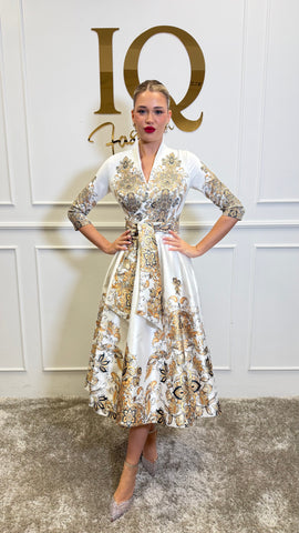Rochie albă Goldie de la iqfashioncluj, rochie elegantă cu detalii strălucitoare, perfectă pentru evenimente speciale.