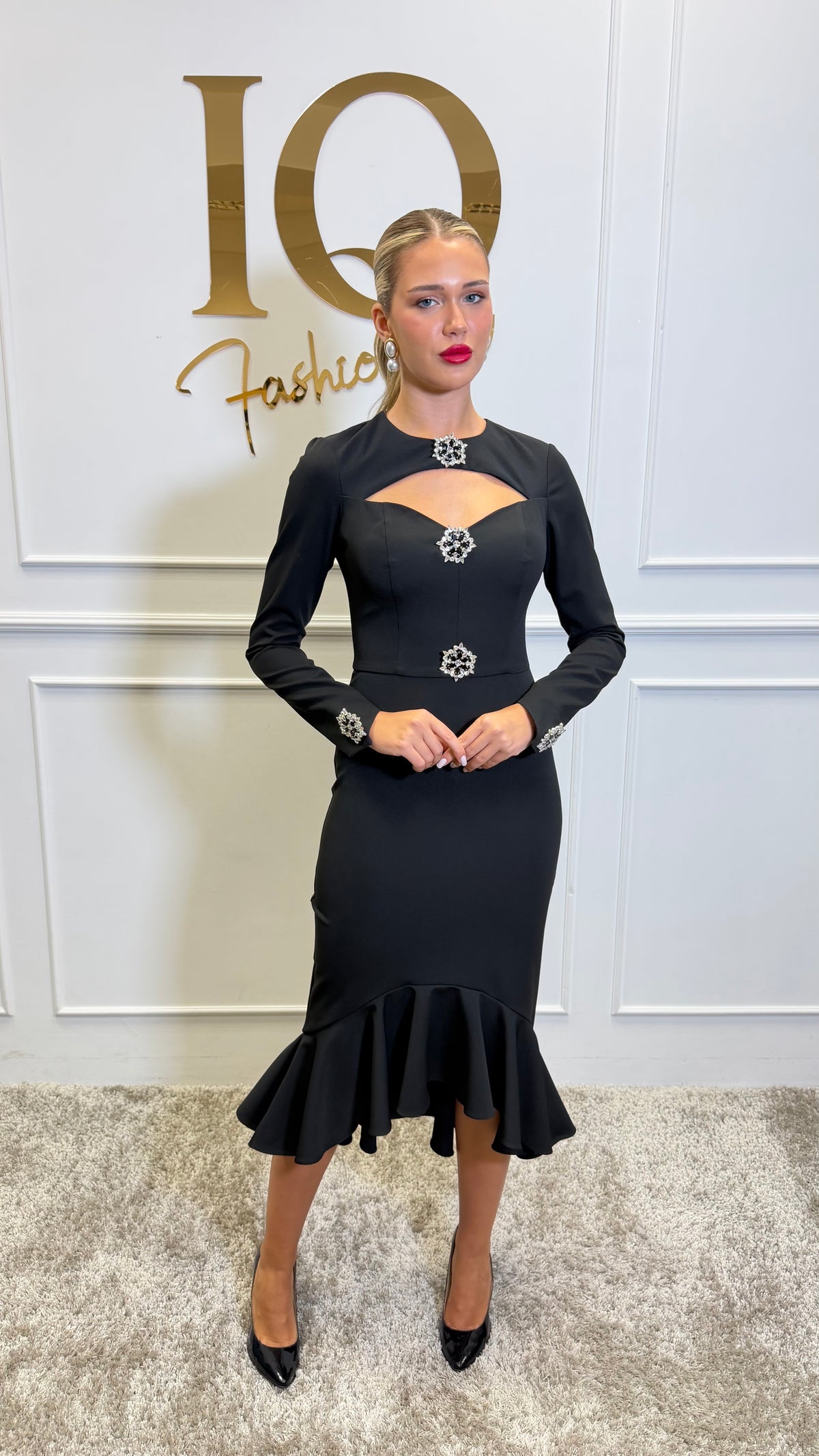 Rochie Famme Black din colecția iqfashioncluj, model elegant, cu croială modernă și detalii stilate, pe fundal neutru.