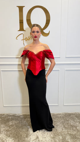 Rochie chic cu corset și fustă neagră-roșie, stil modern și elegant, de la iqfashioncluj, pentru ocazii speciale.