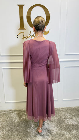 Rochie Nadiana pudra de la iqfashioncluj, croială elegantă, material fin și detalii stilate, pe manechin.