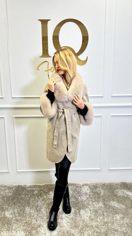 Palton alpaca Ami beige, blană elegantă de iarnă, realizat de iqfashioncluj, cu croială confortabilă și textură moale.