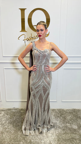 Rochie Marwana beige din colecția iqfashioncluj, cu croială elegantă și detalii subtile, pentru un look sofisticat și modern.