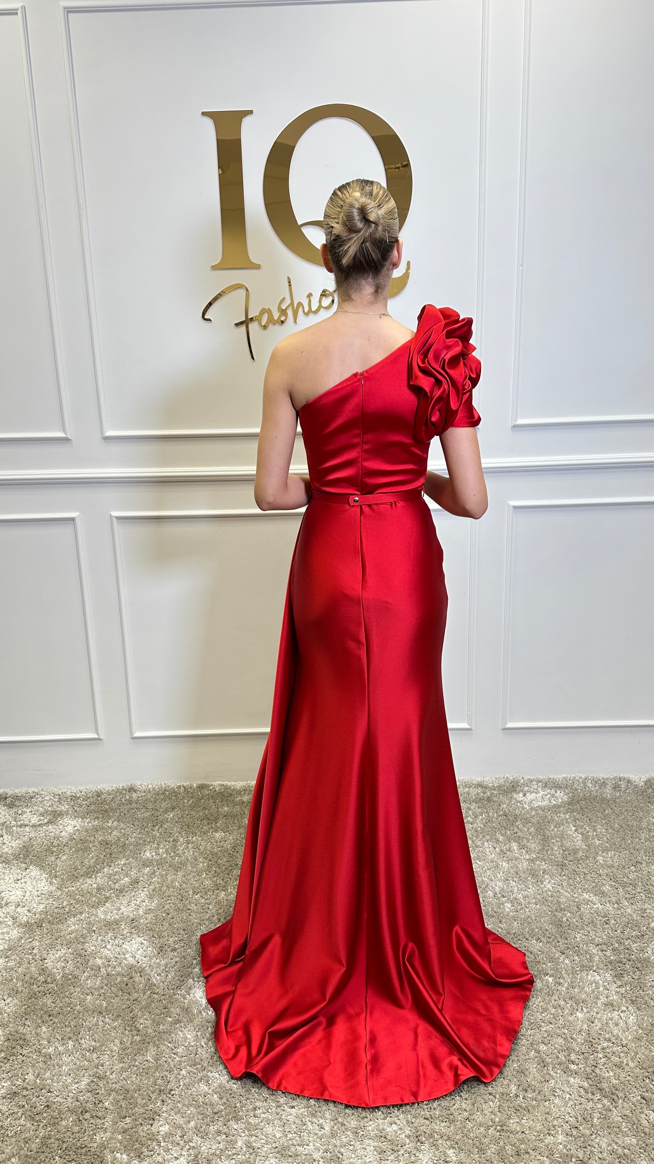 Rochie elegantă Jasmin Red de la iqfashioncluj, croială modernă și detalii elegante, purtată pe o femeie într-un cadru urban