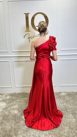 Rochie elegantă Jasmin Red de la iqfashioncluj, croială modernă și detalii elegante, purtată pe o femeie într-un cadru urban