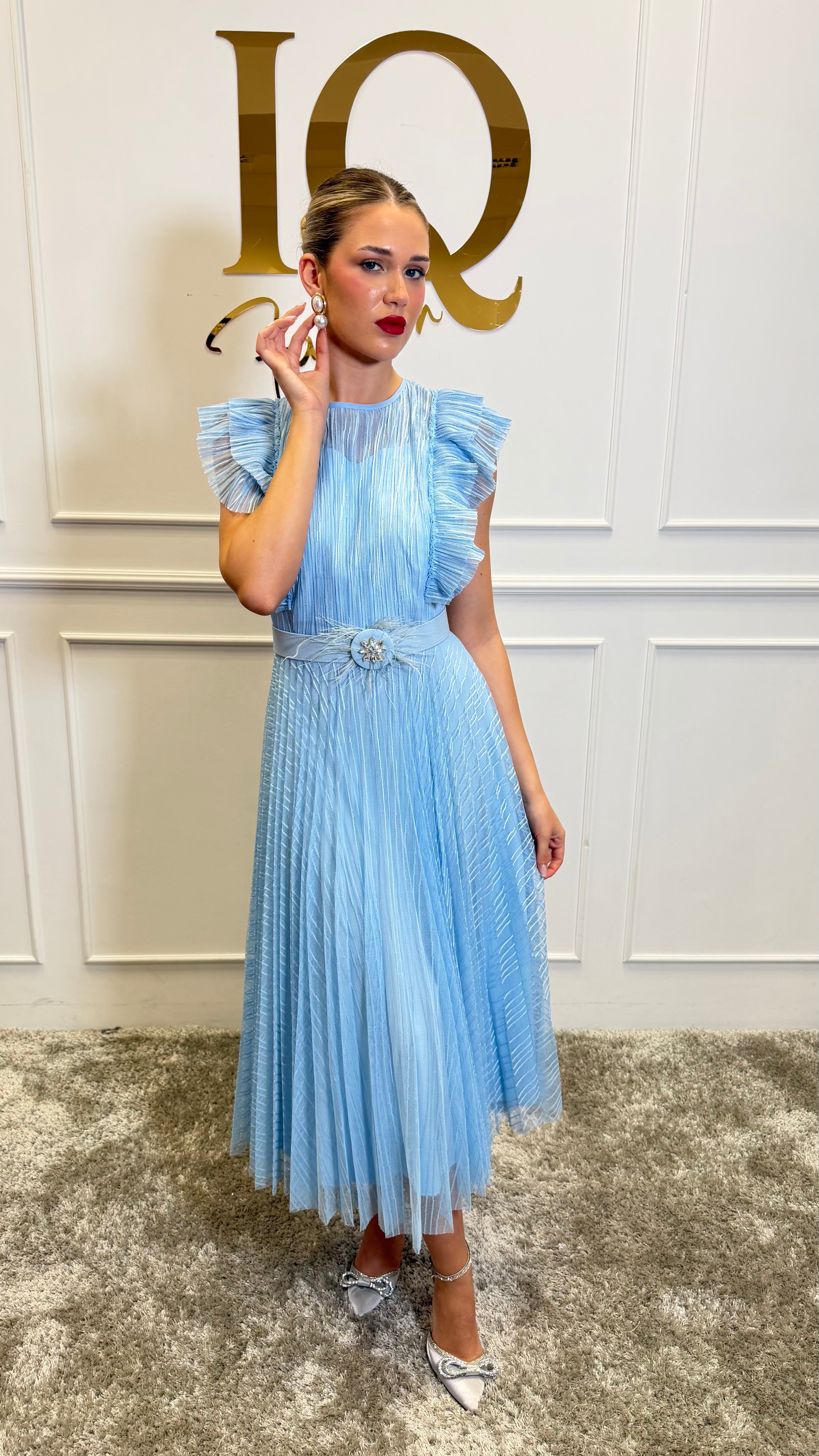 Rochie Massi Blue de culoare albastră, stil elegant, din material fluid, pe maneci lungi, perfectă pentru evenimente elegante.