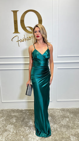 Rochie Alka Green de la iqfashioncluj, rochie elegantă verde cu croială modernă, vizibilă în imagine.