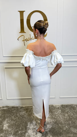 Rochie albă Bombess de la iqfashioncluj, rochie elegantă din material fin, purtată pe o femeie, vedere frontală.