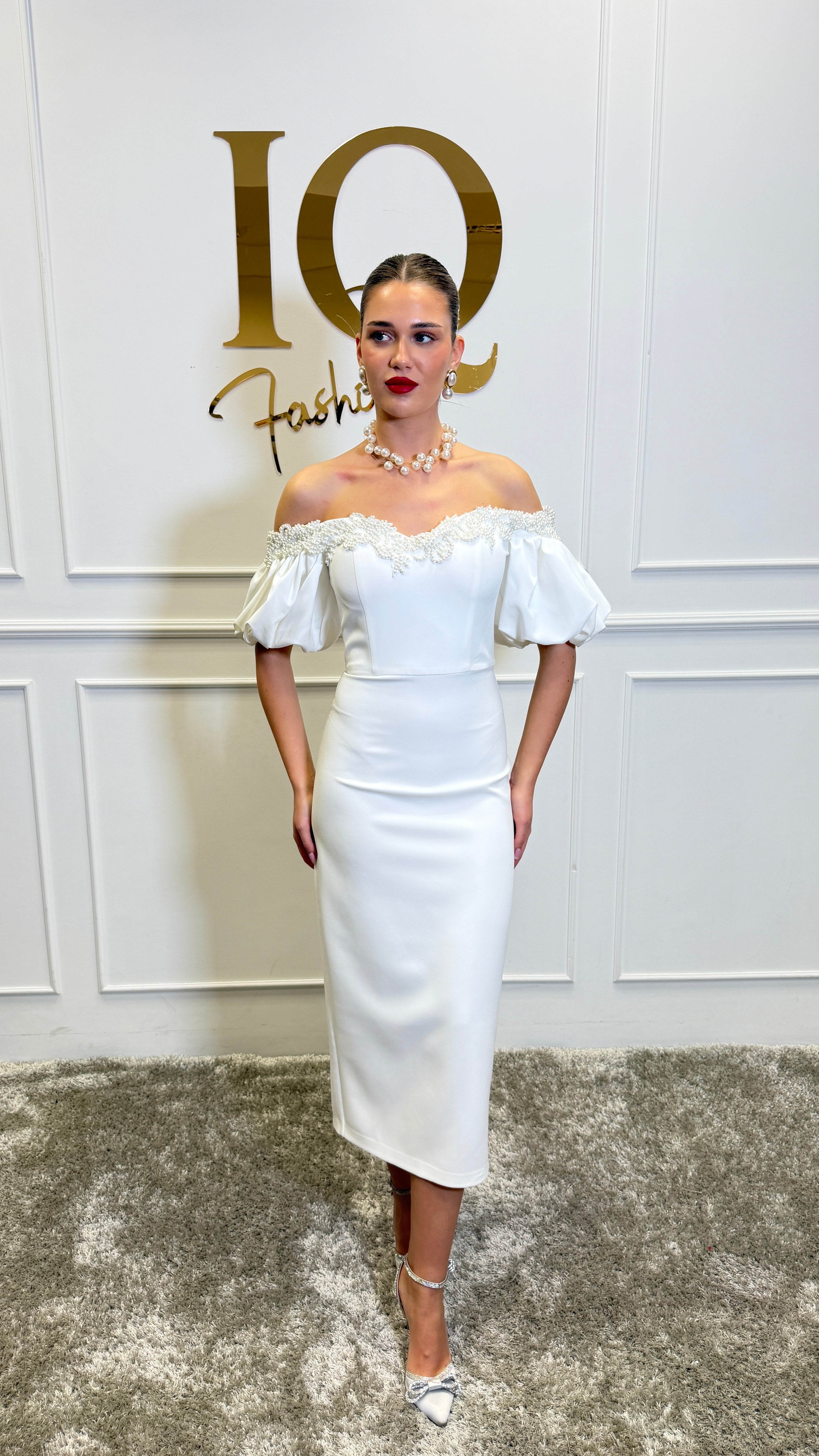 Rochie albă Bombess de la iqfashioncluj, textură elegantă și croială modernă, perfectă pentru evenimente speciale.