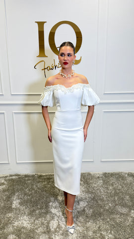 Rochie albă Bombess de la iqfashioncluj, textură elegantă și croială modernă, perfectă pentru evenimente speciale.