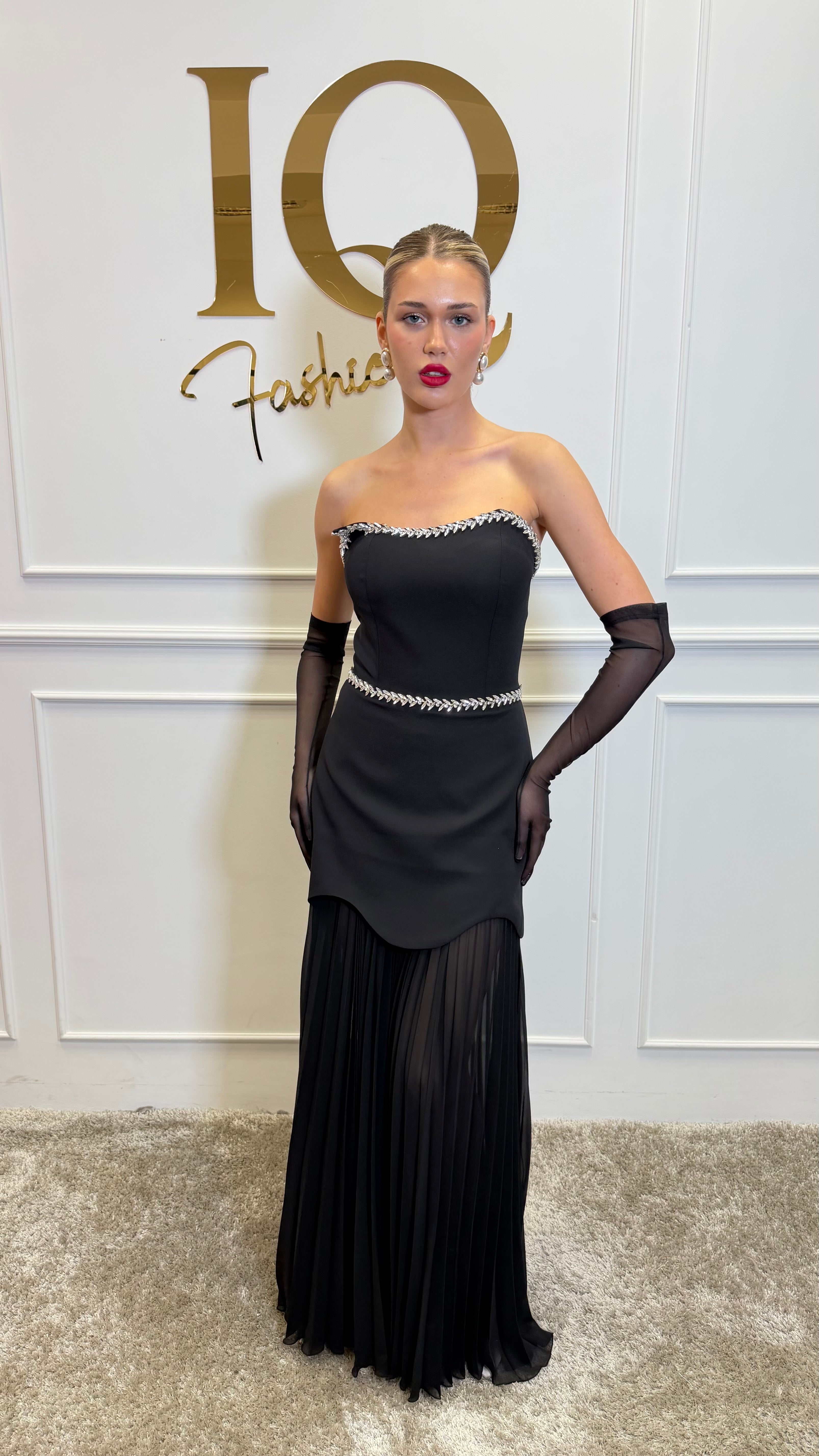 Rochie Medanna cu fustă neagră de la iqfashioncluj, detalii elegante și croială modernă, vizibilă în imagine.
