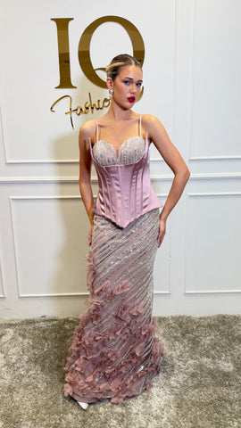 Rochie roz Jakarta de la iqfashioncluj, model elegant pentru evenimente, cu croială modernă și detalii stilate.