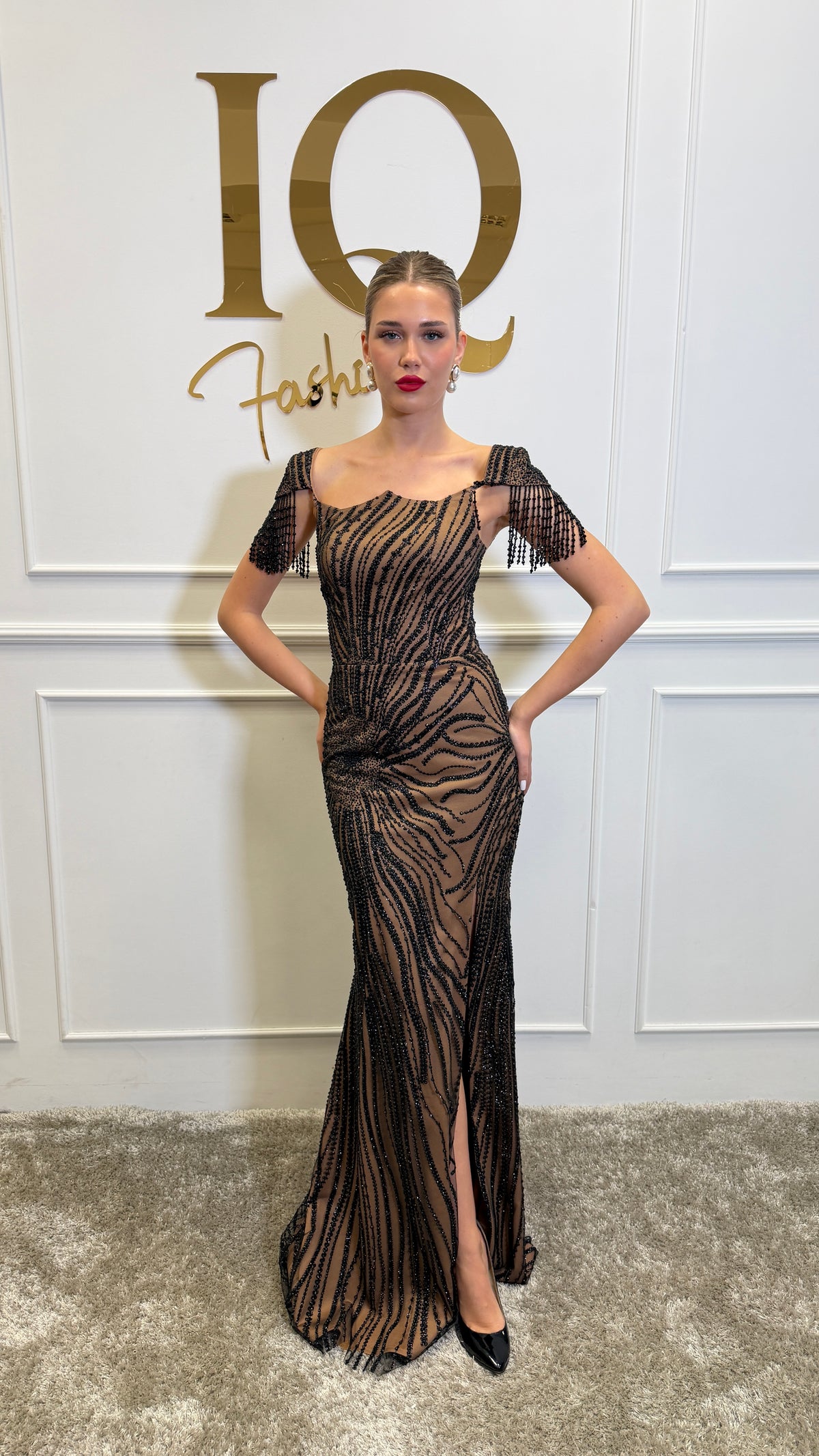 Rochie Nina Black de la ELVE STYLE SRL, elegantă, din material fin, prezentată pe manechin, cu croială modernă și detalii sofisticate.