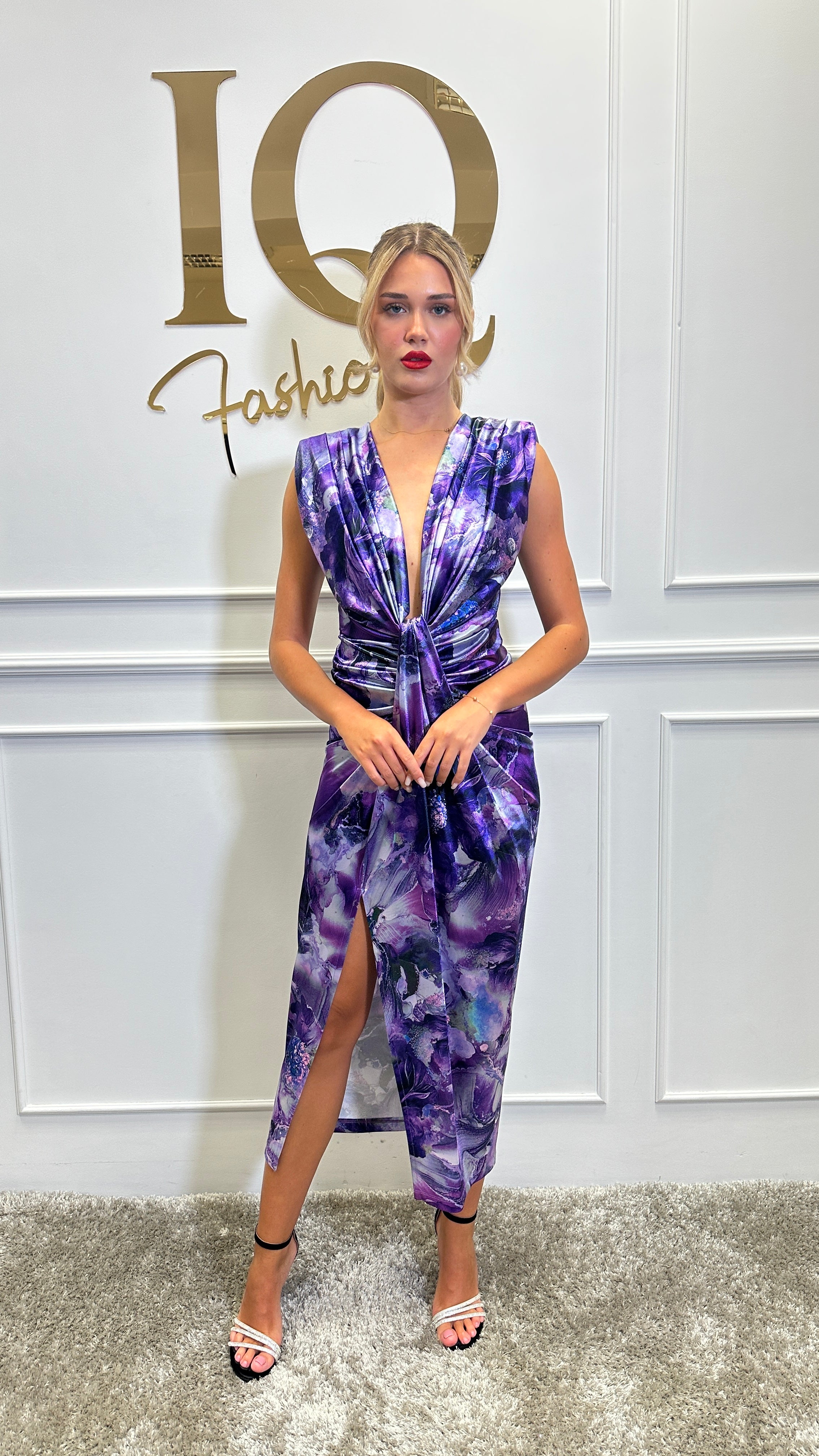 Rochie roz-purpură Sara Marbele de la iqfashioncluj, rochie elegantă din material fluid, cu croială feminină și detalii moderne.