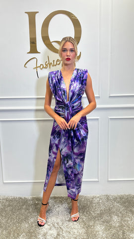 Rochie roz-purpură Sara Marbele de la iqfashioncluj, rochie elegantă din material fluid, cu croială feminină și detalii moderne.