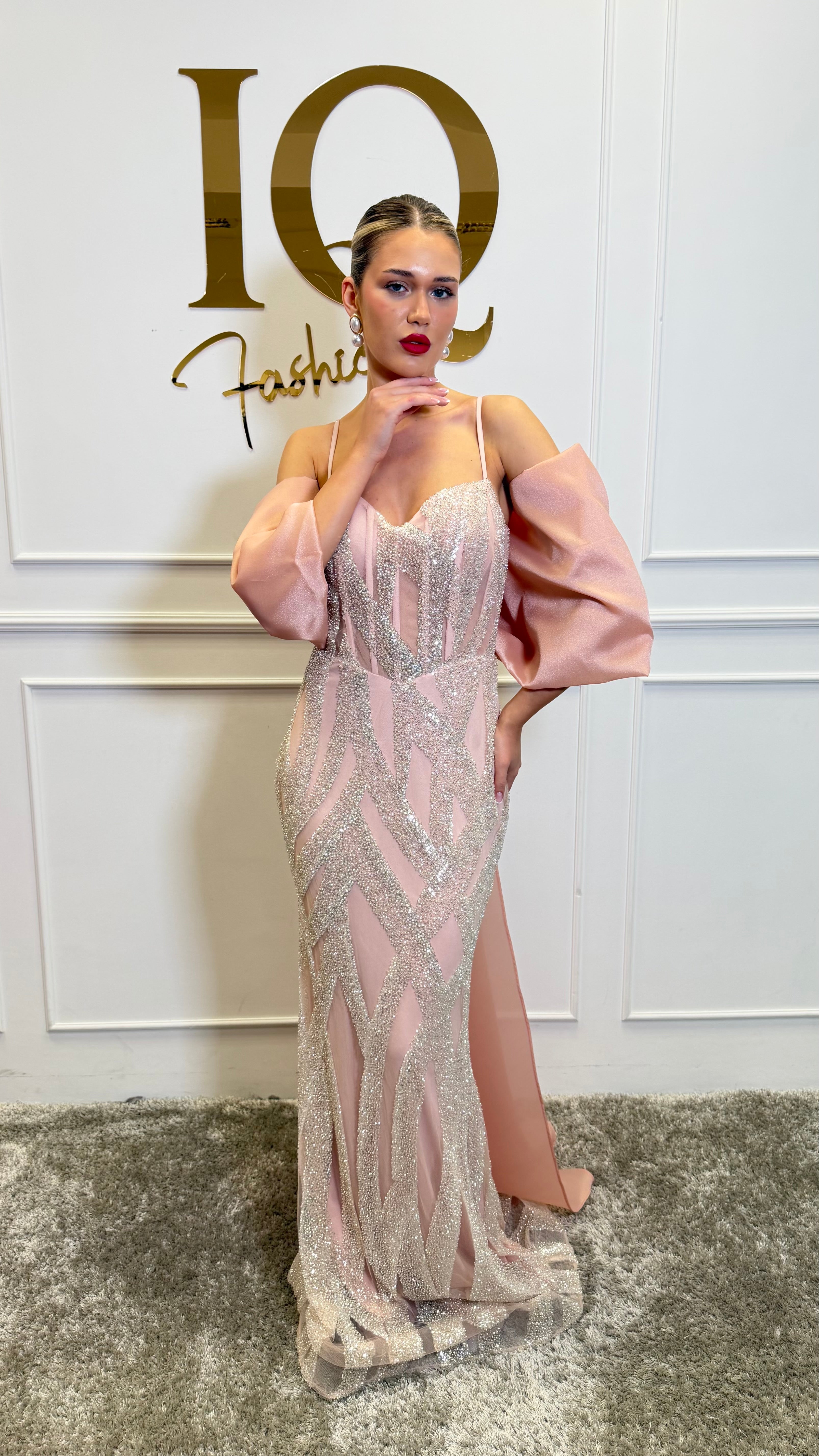 Rochie Bombay Funda Roze de la iqfashioncluj, model elegant cu detalii feminine, în material fin și croială modernă.