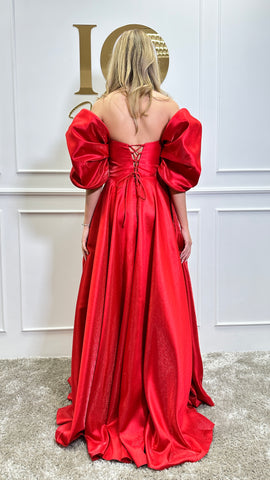 Rochie roșie Sassya de la iqfashioncluj, cu croială elegantă, vizibilă în imagine, pentru ținute chic și feminine.