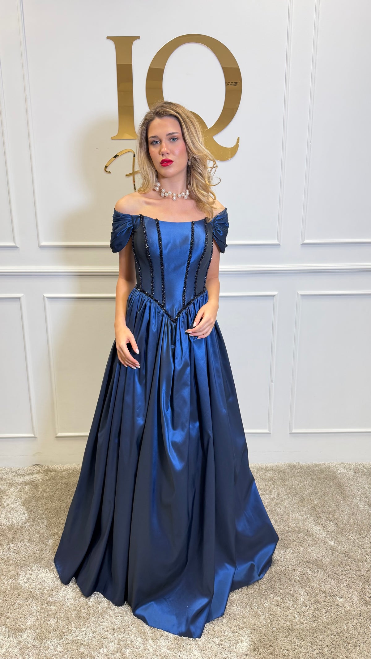 Rochie de damă Lessia Dark Blue de la iqfashioncluj, imagine cu detalii elegante și croială modernă, pe fundal neutru.