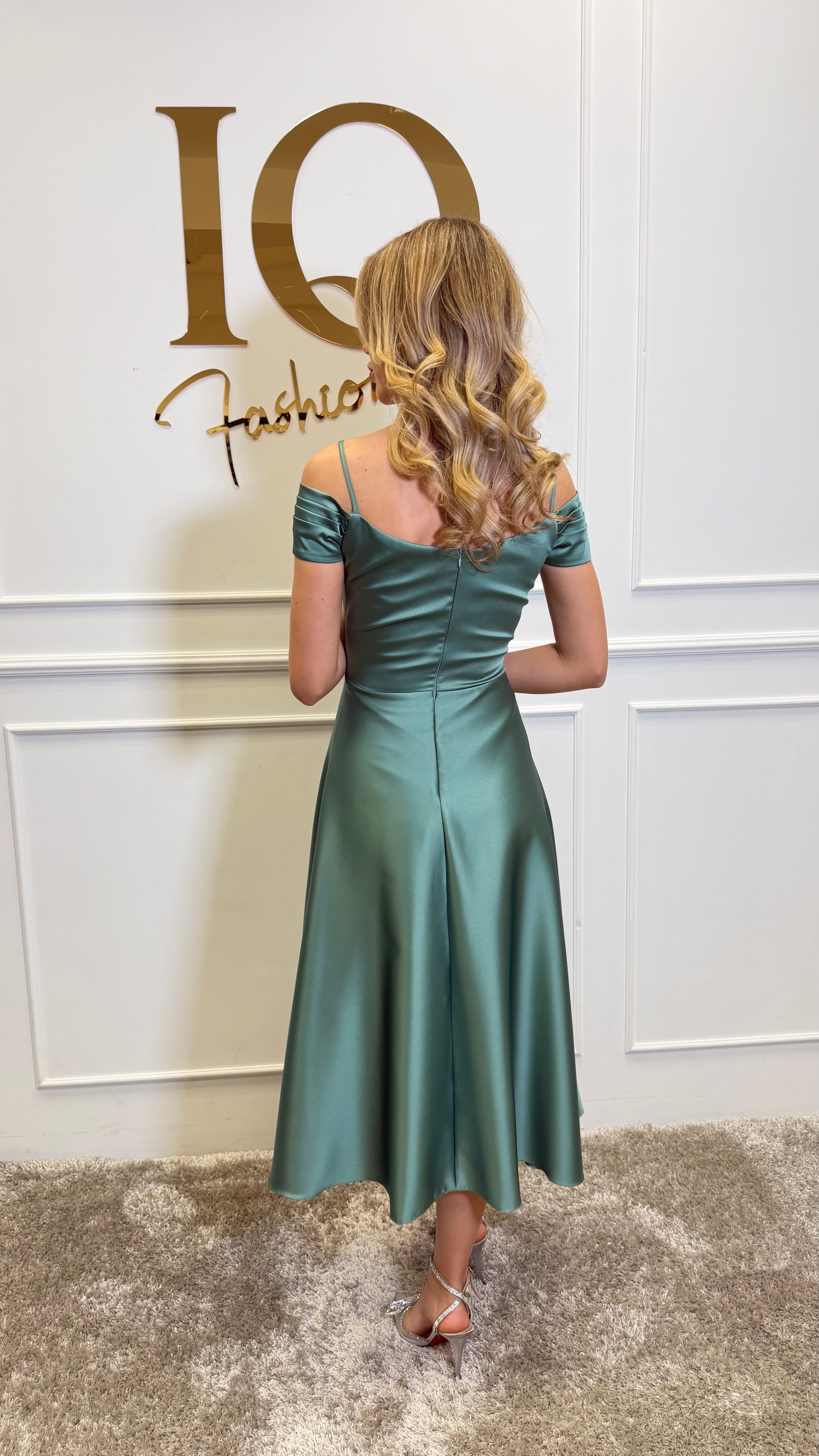 Rochie midi Onesta Minth de la iqfashioncluj, în culoare verde mentă, cu croială elegantă și detalii moderne.